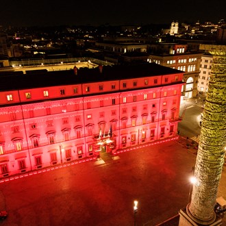 palazzo chigi illuminato di rosso