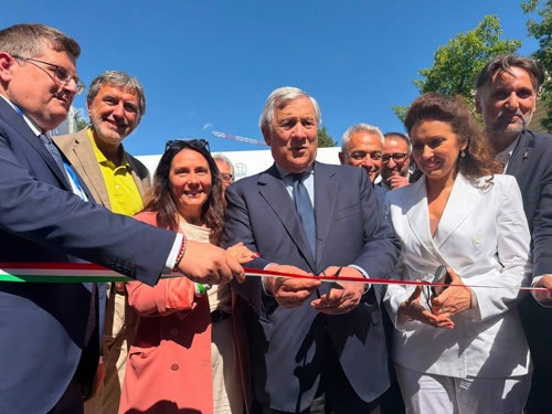 Foto di gruppo al Festival del Sociale all’inaugurazione di “Insieme – Il Festival del Sociale” con il vicepresidente del consiglio Antonio Tajani, Il ministro Locatelli e il viceministro Maria Teresa Bellucci