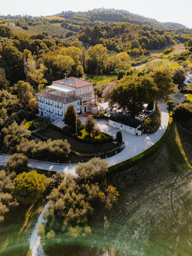La sede di Openhouse a Fano: dove prima vivevano delle suore ora c'è un'azienda agricola biologica, una fattoria didattica, un bar con cucina e una struttura ricettiva aperta al turismo internazionale