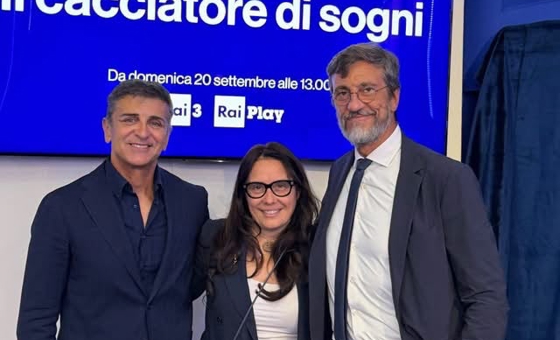 Il ministro per le Disabilità, Alessandra Locatelli, partecipa alla presentazione della seconda edizione de Il cacciatore di sogni, programma televisivo realizzato in collaborazione con il Ministero per le Disabilità e trasmesso dalla Rai. Nella foto posa con i rappresentanti dell'iniziativa davanti allo schermo che promuove il programma.
