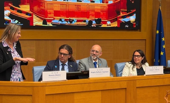 Il ministro per le Disabilità, Alessandra Locatelli, partecipa alla cerimonia di apertura del 75° anniversario della World Federation of the Deaf presso la Camera dei Deputati. Al tavolo dei relatori sono presenti il presidente nazionale dell’Ente Nazionale Sordi, Angelo Raffaele Cagnazzo, il presidente della World Federation of the Deaf, Joseph J. Murray, e altri rappresentanti istituzionali impegnati nella promozione dei diritti e della piena partecipazione delle persone sorde.
