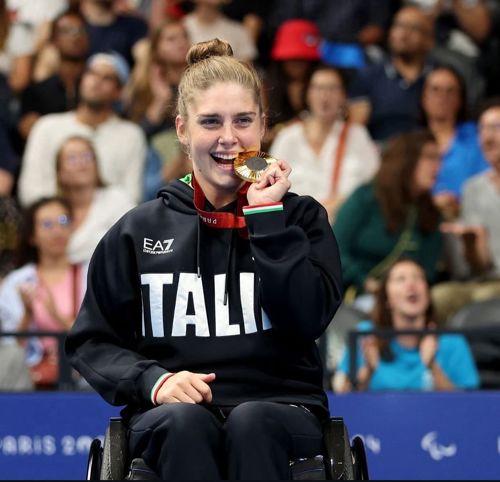 Monica con la medaglia d'oro conquistata ai Giochi Paralimpici di Parigi 2024