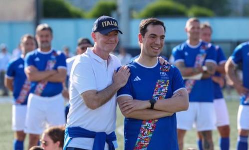 Don Luigi in campo insieme alle leggende del calcio italiano al Rocco B. Commisso Soccer Stadium lo scorso 7 giugno. Qui con il presidente della FIFA Gianni Infantino