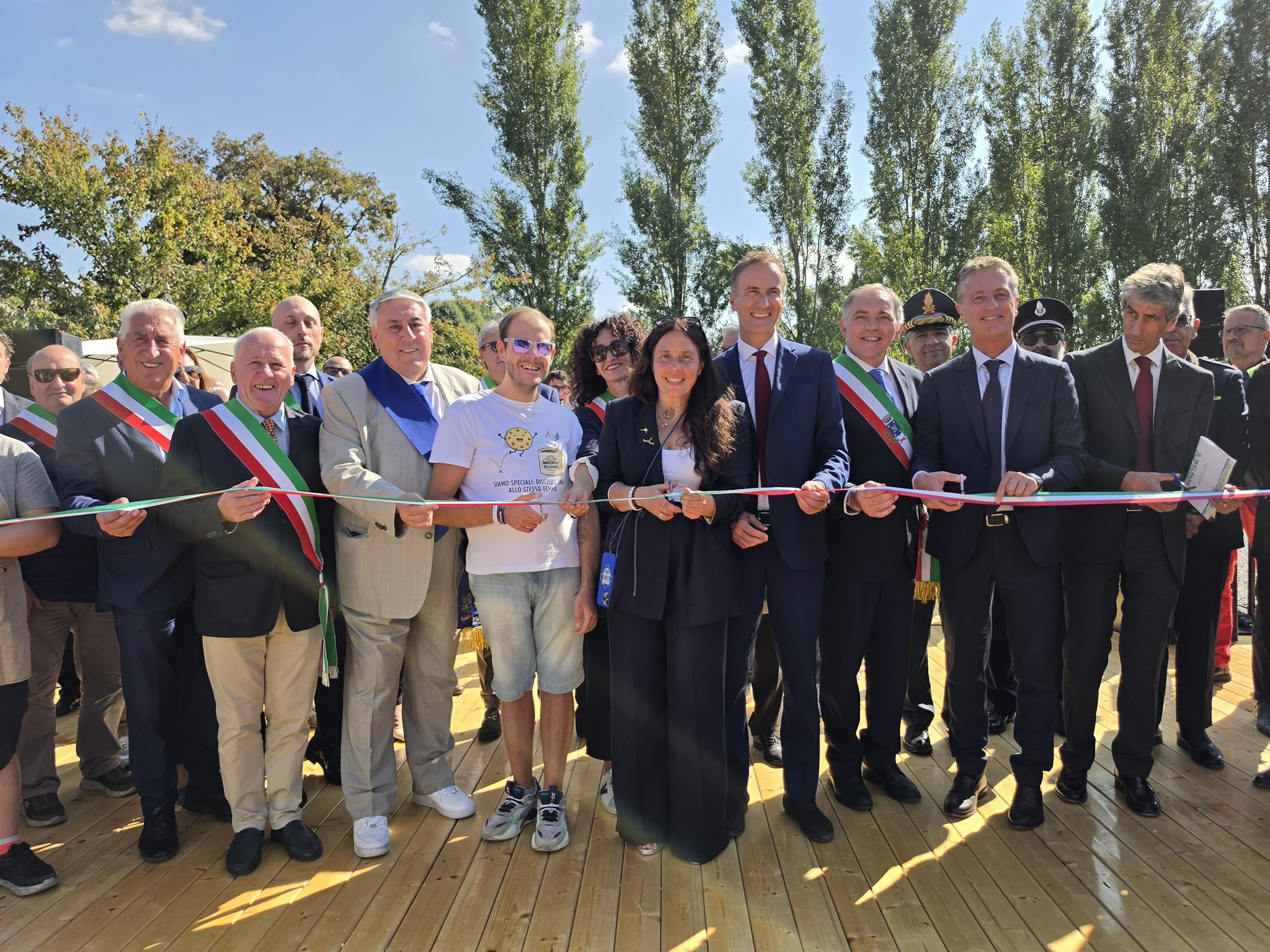 Foto di gruppo con il Ministro Locatelli all'evento il Welfare che cambia parte dai territori e dal progetto di vita tenuto presso la tenuta il Nuovo Bosco di Novedrate in provincia di Como