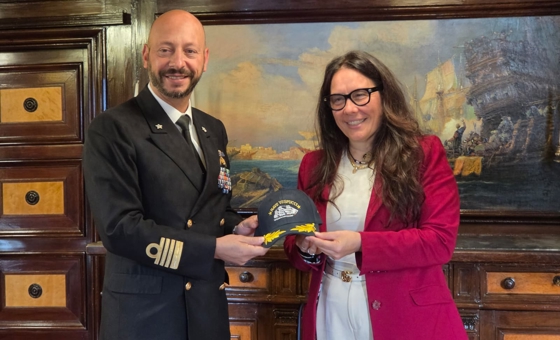 Ministro Locatelli su Nave Vespucci che riceve in regalo un cappellino