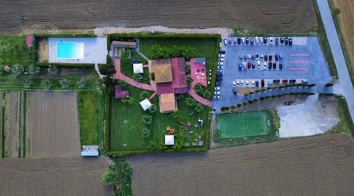 Panoramica aerea dell'area di Rurabilandia ad Atri, struttura dedicata all'inclusione sociale e lavorativa, circondata da campagne e spazi per attività educative, sportive e ricreative.