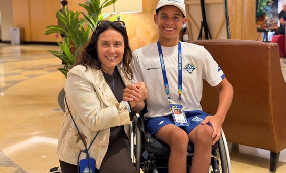 A New York, il ministro per le Disabilità, Alessandra Locatelli, incontra il giovane tennista in carrozzina Lorenzo Politanò. I due posano per una fotografia in un’area interna dell’evento, stringendosi la mano, in occasione di un momento dedicato allo sport, all’inclusione e alla valorizzazione dei talenti delle persone con disabilità.